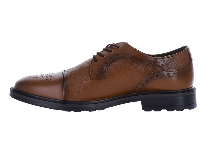 Zapato formal de cuero color miel con detalles perforados y suela negra.