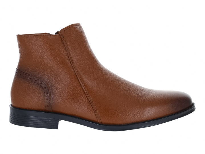 Botín de cuero color miel con suela negra y diseño casual para hombre.