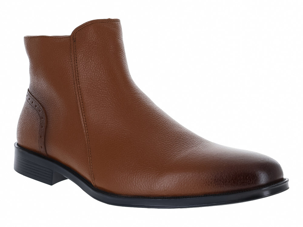Botín de cuero color miel con suela negra y diseño casual para hombre.