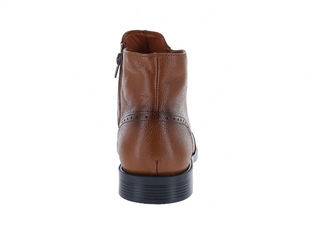 Botín de cuero color miel con suela negra y diseño casual para hombre.