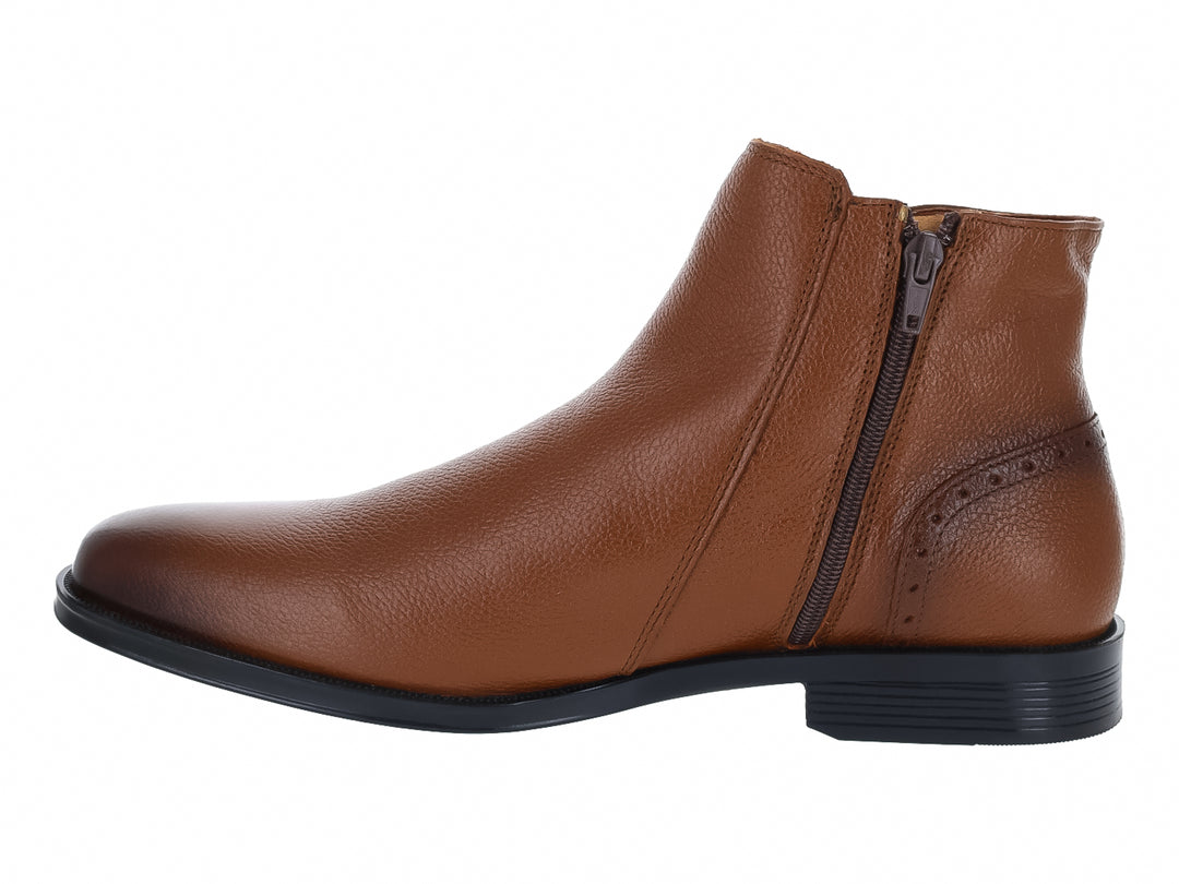 Botín de cuero color miel con suela negra y diseño casual para hombre.