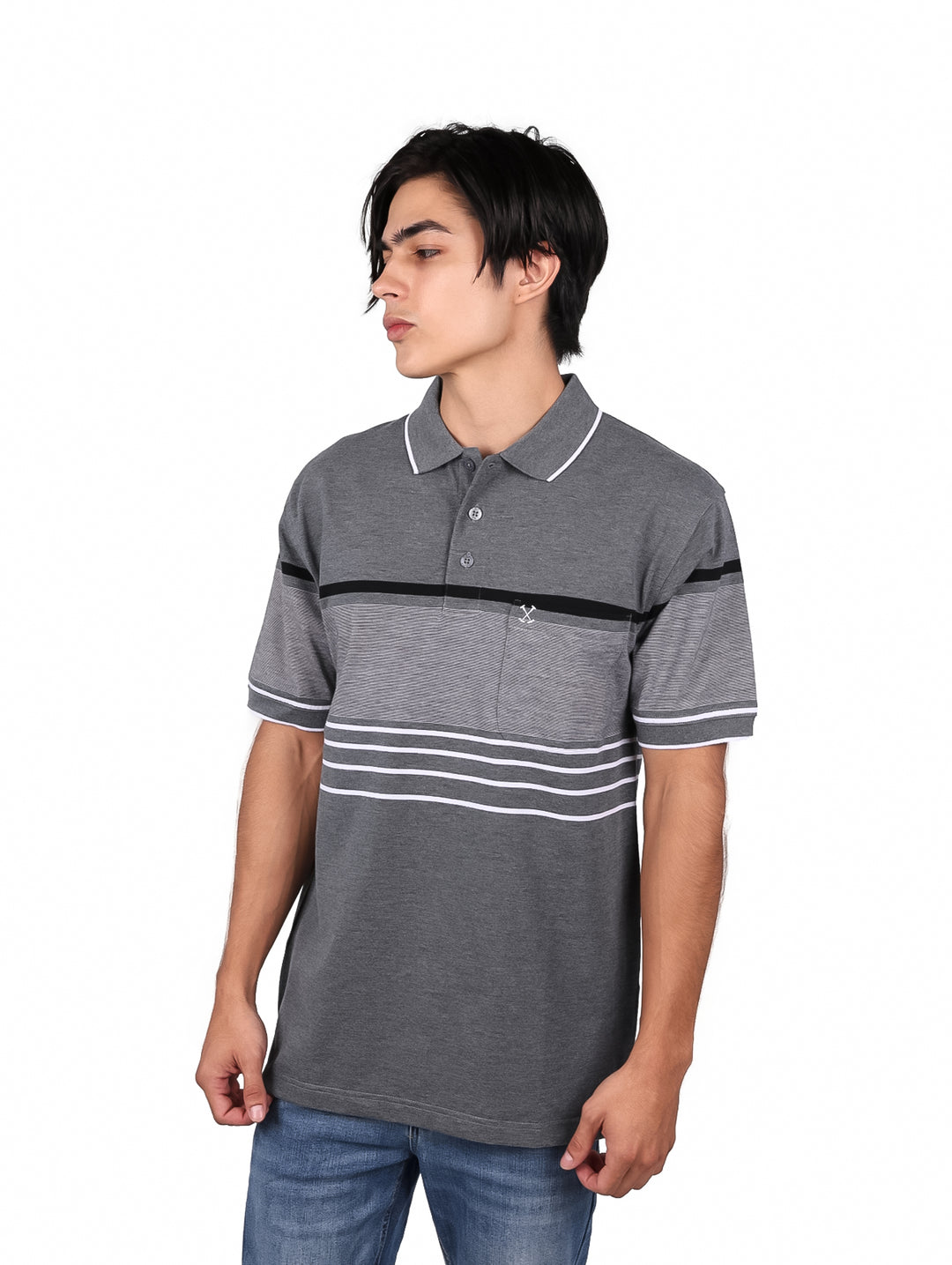 Hombre vistiendo playera polo color gris oscuro con detalles de rayas horizontales negras y blancas.