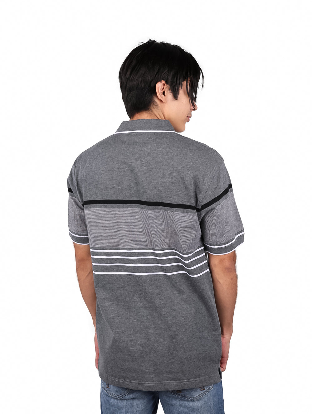 Hombre vistiendo playera polo color gris oscuro con detalles de rayas horizontales negras y blancas.