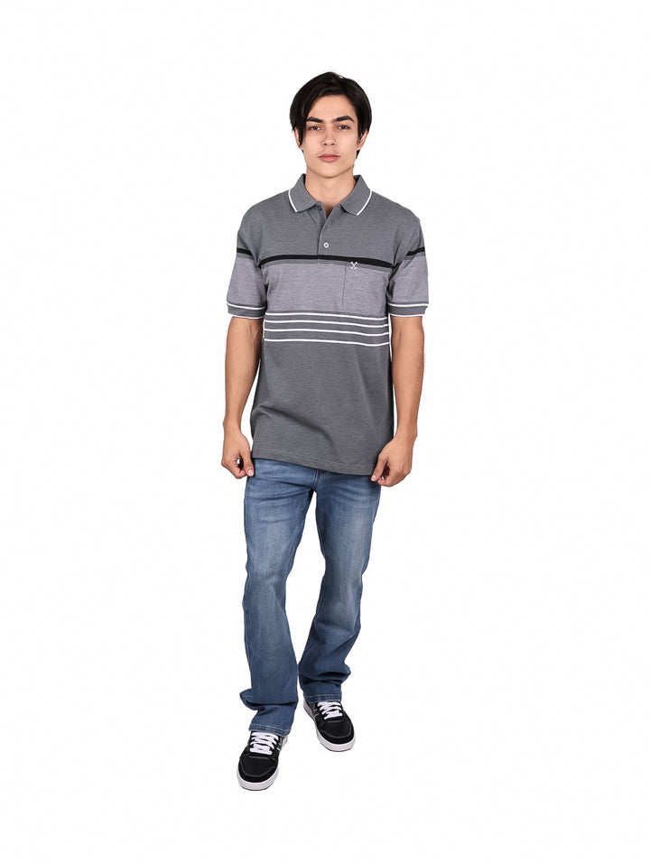 Hombre vistiendo playera polo color gris oscuro con detalles de rayas horizontales negras y blancas.