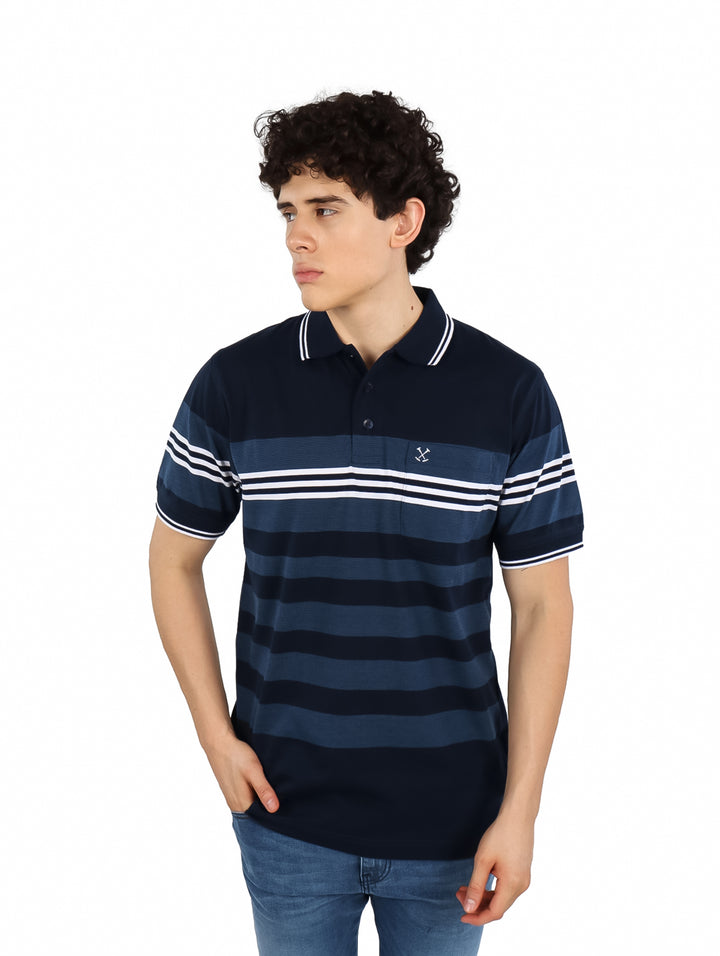 Hombre vistiendo playera polo color navy con rayas horizontales blancas y azules.