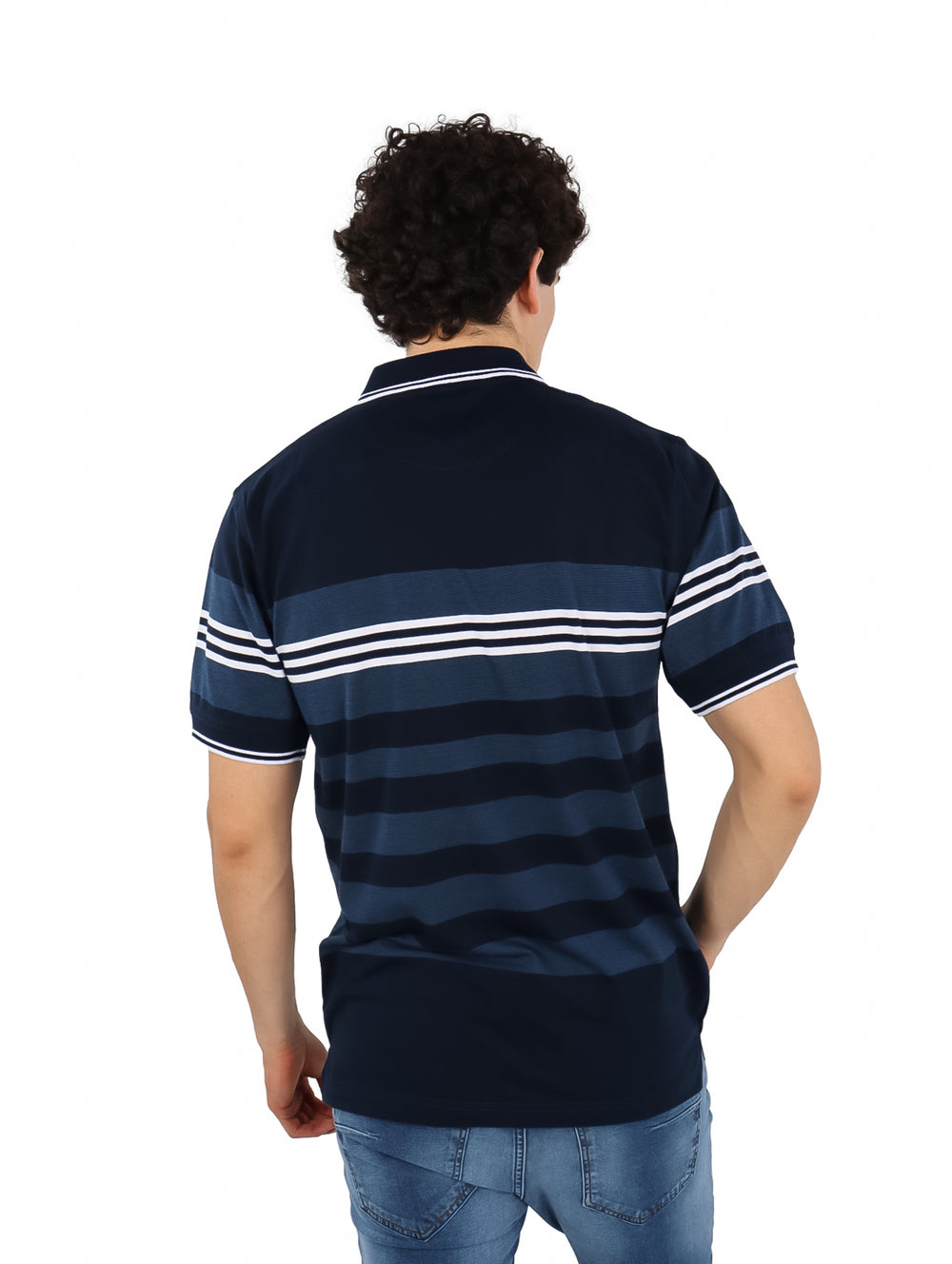Hombre vistiendo playera polo color navy con rayas horizontales blancas y azules.