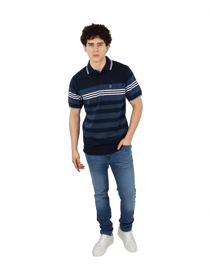 Hombre vistiendo playera polo color navy con rayas horizontales blancas y azules.