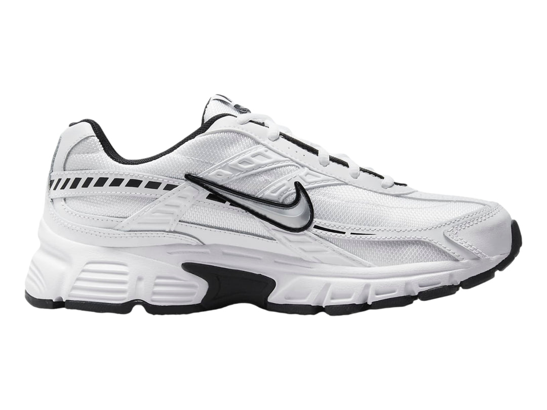 Tenis Nike Initiator blancos con detalles en negro y plata para mujer.