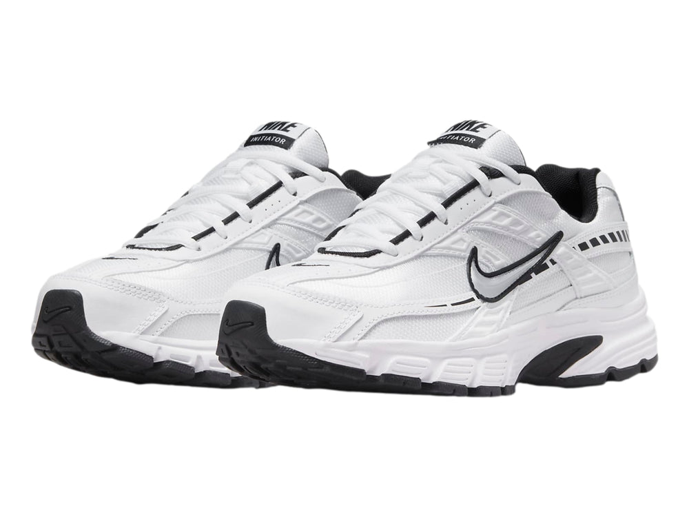Tenis Nike Initiator blancos con detalles en negro y plata para mujer.