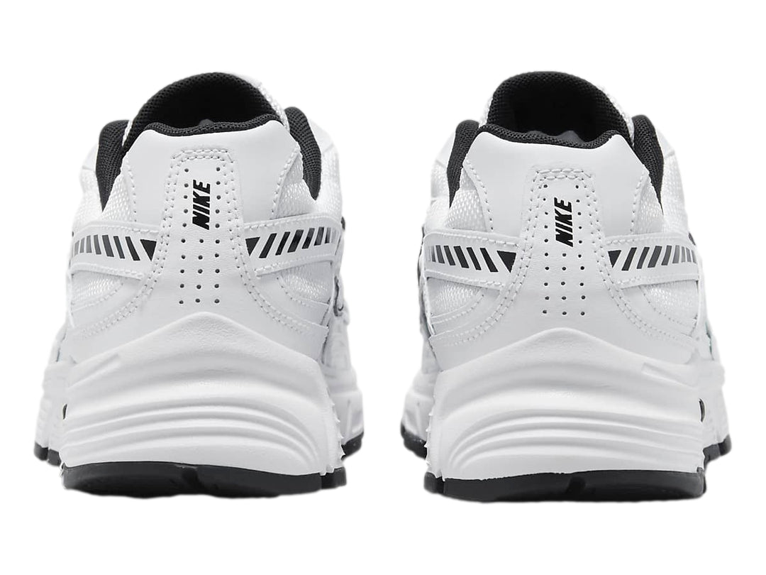 Tenis Nike Initiator blancos con detalles en negro y plata para mujer.
