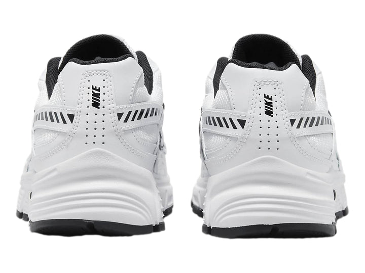 Tenis Nike Initiator blancos con detalles en negro y plata para mujer.