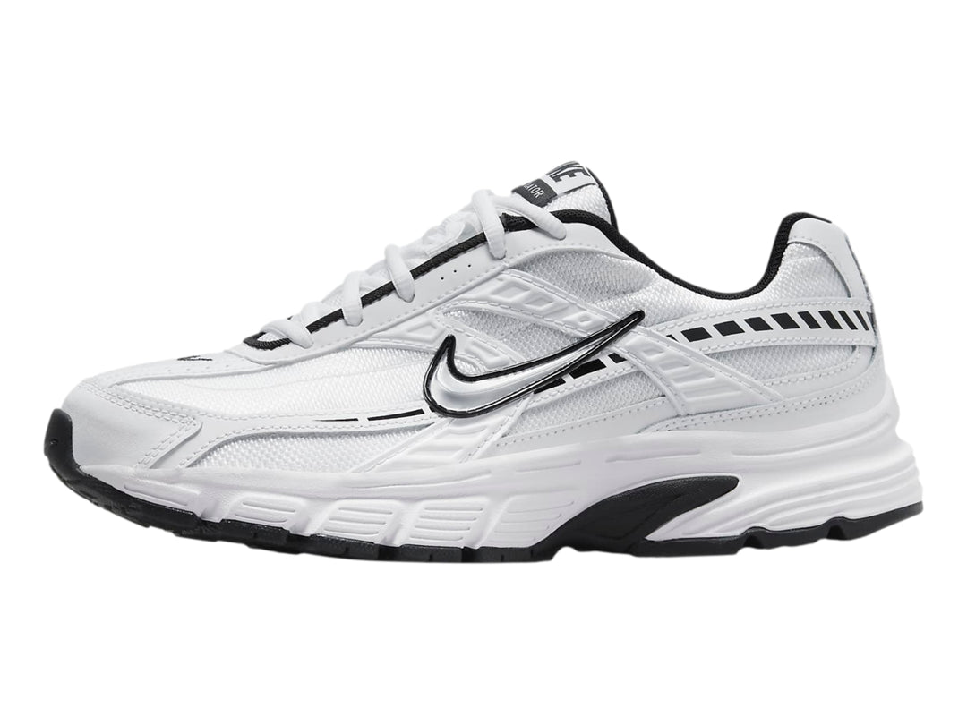Tenis Nike Initiator blancos con detalles en negro y plata para mujer.