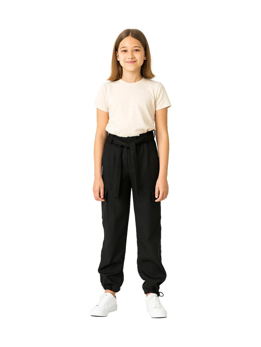 Niña vistiendo pantalón cargo negro de IPANTIA TEENS con cinturón ajustable y calzado blanco.