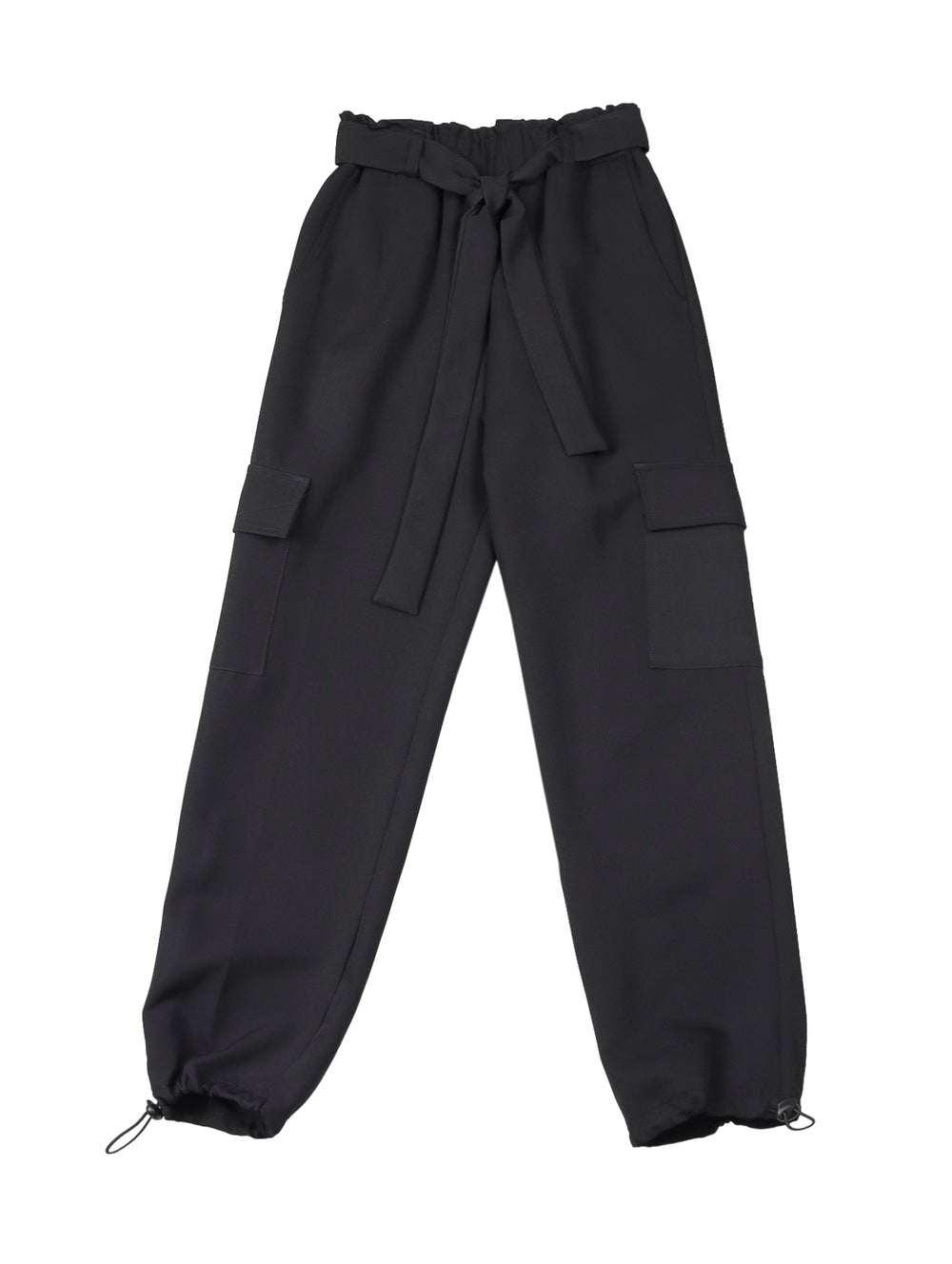 Niña vistiendo pantalón cargo negro de IPANTIA TEENS con cinturón ajustable y calzado blanco.