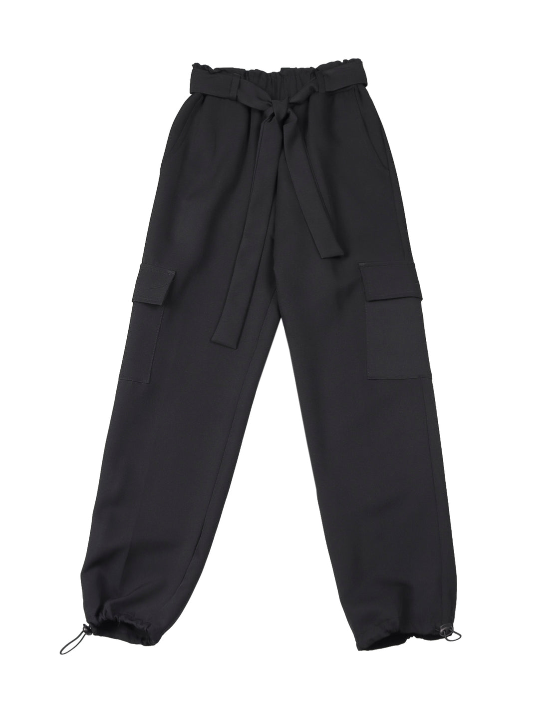 Niña vistiendo pantalón cargo negro de IPANTIA TEENS con cinturón ajustable y calzado blanco.