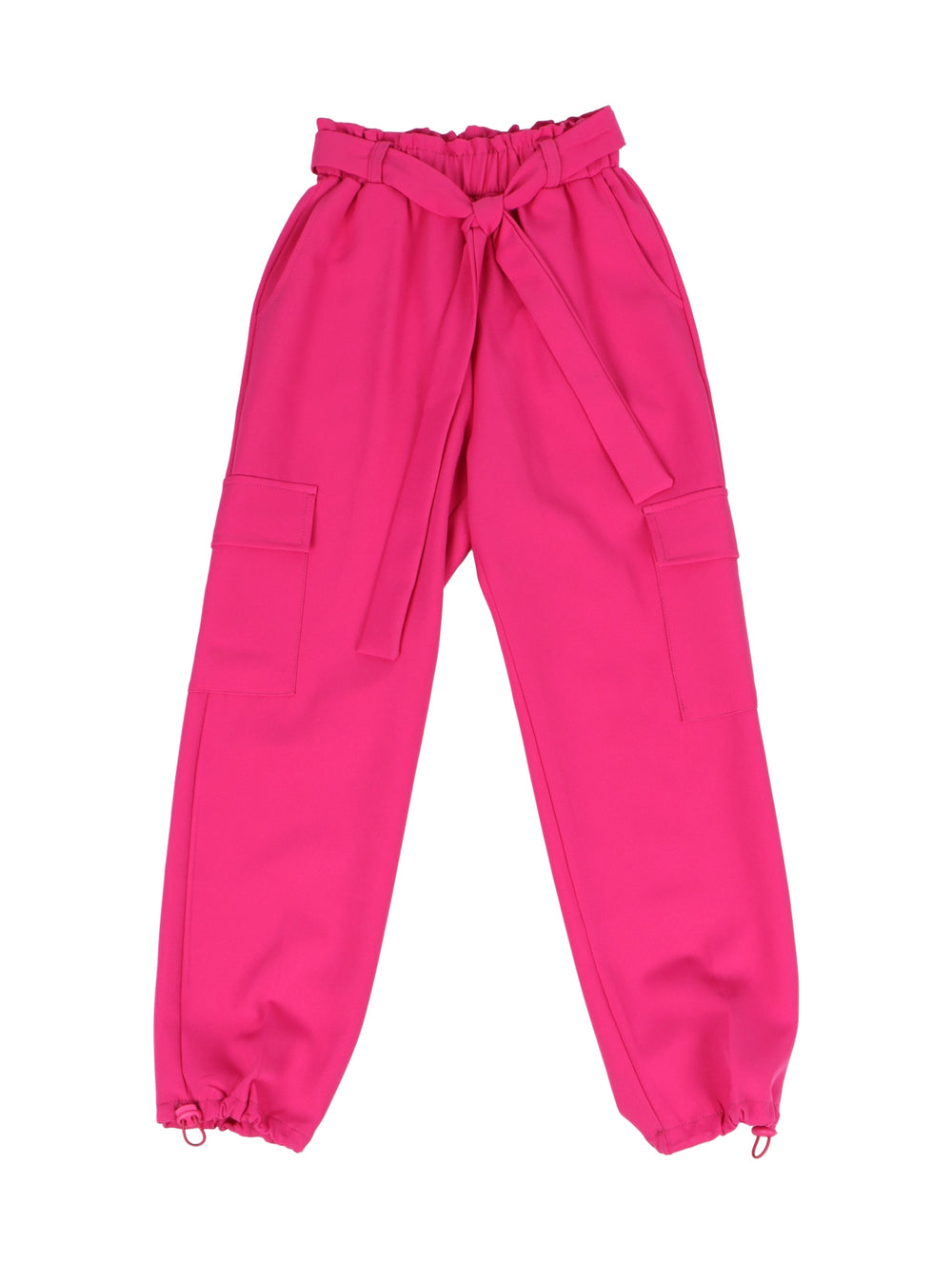 Niña vistiendo pantalón cargo color fucsia con cinturón de lazo y camiseta blanca.