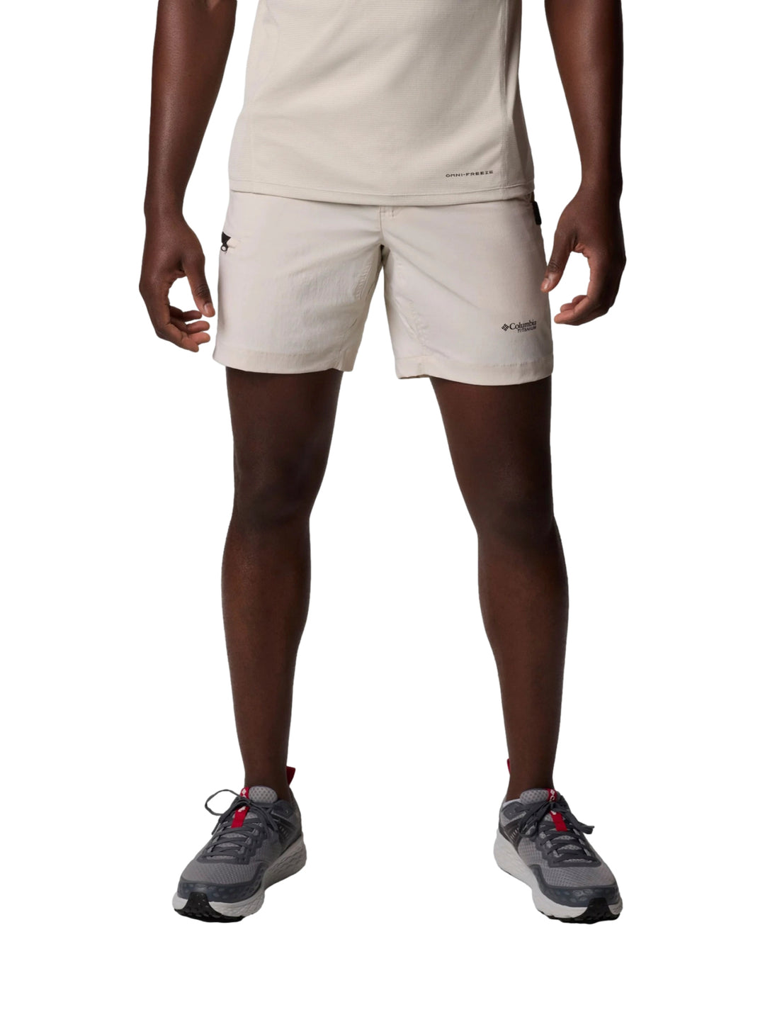 Hombre vistiendo pantalones cortos Columbia color Dark Stone de estilo ligero y deportivo.