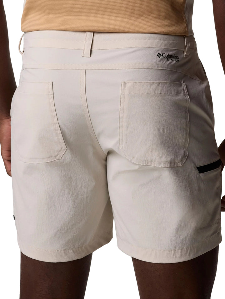 Hombre vistiendo pantalones cortos Columbia color Dark Stone de estilo ligero y deportivo.
