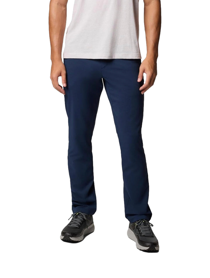 Hombre vistiendo pantalones tipo chino color azul marino de la marca Columbia.