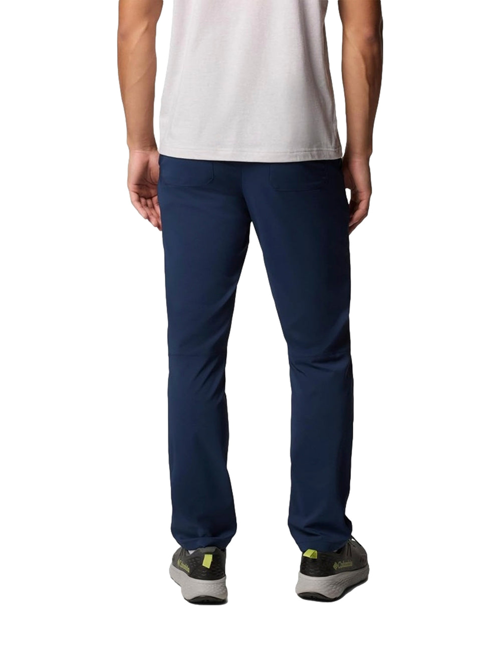 Hombre vistiendo pantalones tipo chino color azul marino de la marca Columbia.