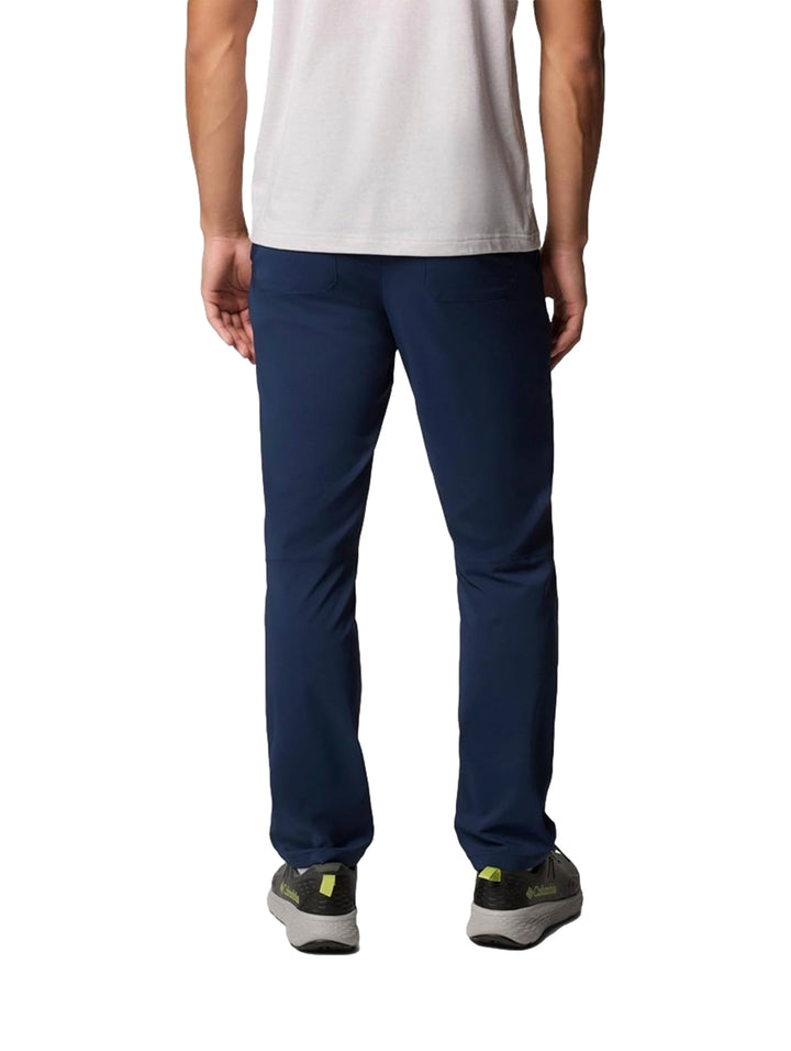 Hombre vistiendo pantalones tipo chino color azul marino de la marca Columbia.