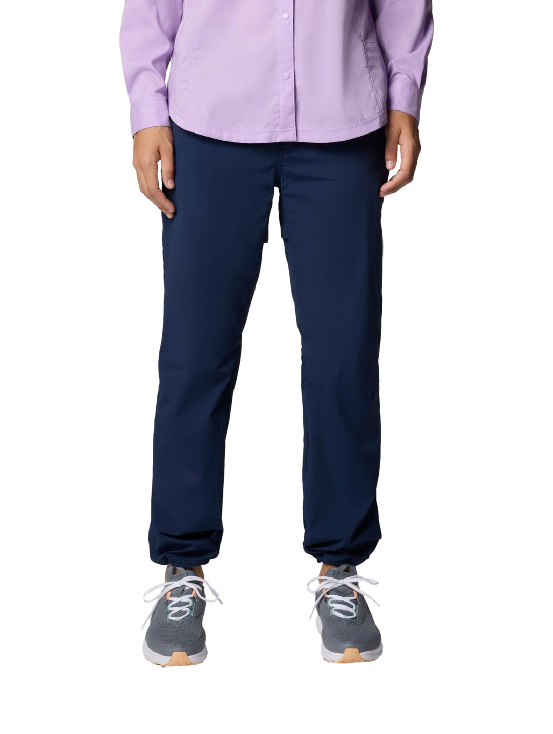Pantalones deportivos Columbia Shadowcaster Guide Pant 2 en color azul marino, vista frontal sobre modelo.