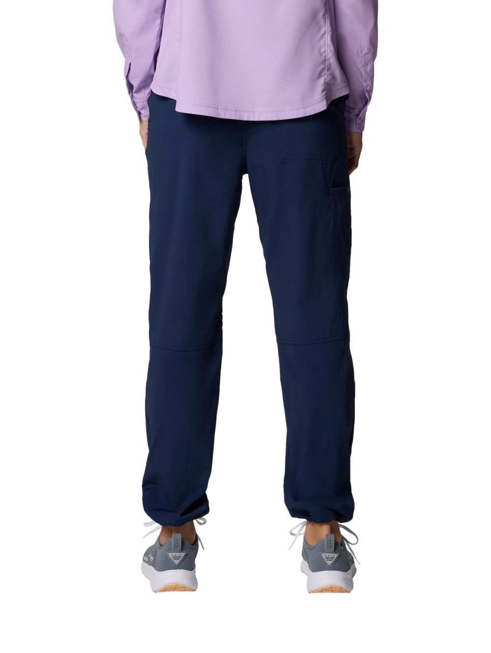 Pantalones deportivos Columbia Shadowcaster Guide Pant 2 en color azul marino, vista frontal sobre modelo.