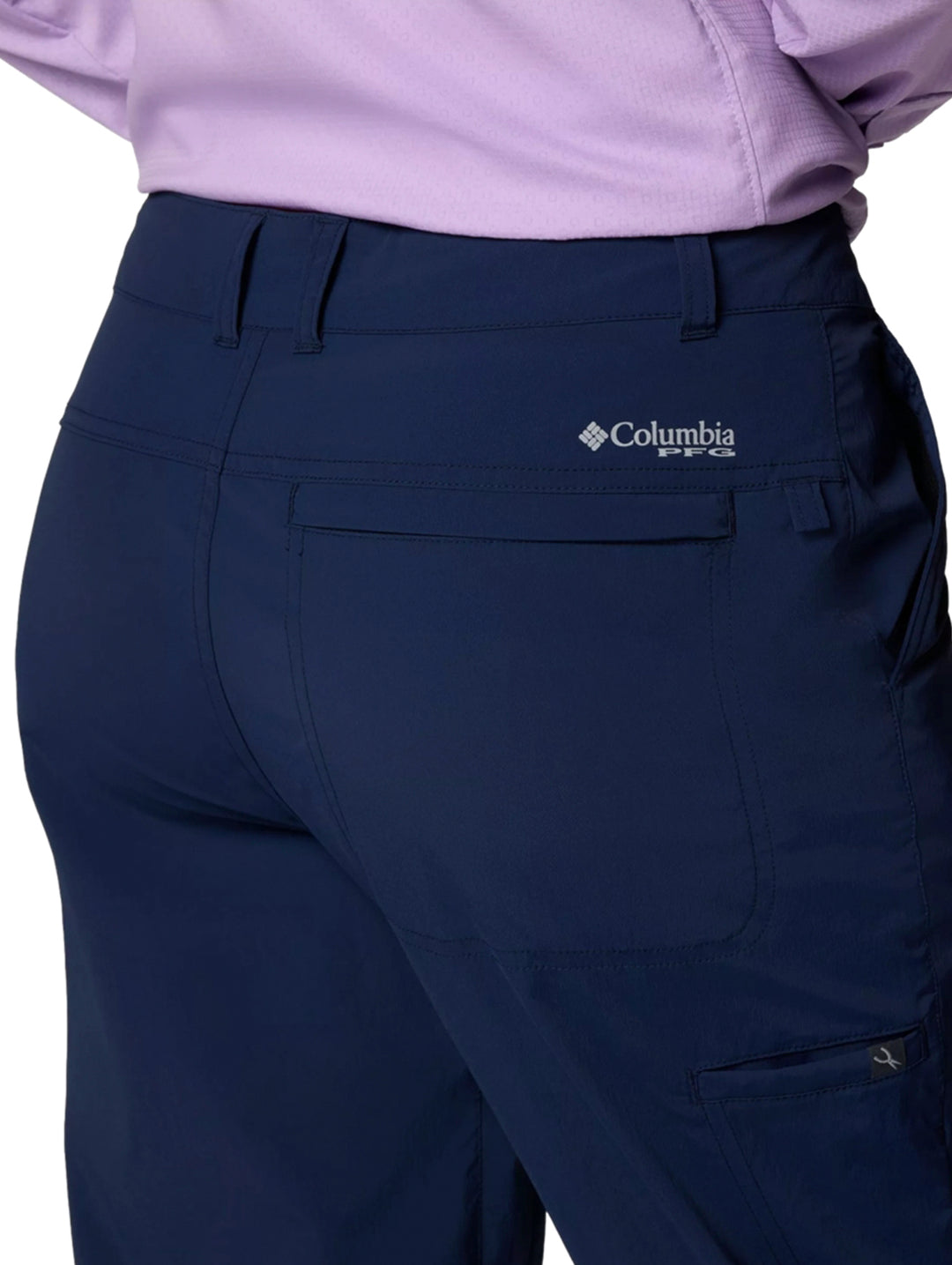 Pantalones deportivos Columbia Shadowcaster Guide Pant 2 en color azul marino, vista frontal sobre modelo.