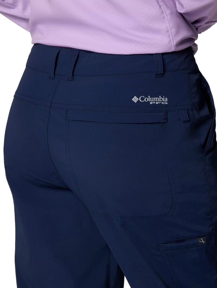 Pantalones deportivos Columbia Shadowcaster Guide Pant 2 en color azul marino, vista frontal sobre modelo.