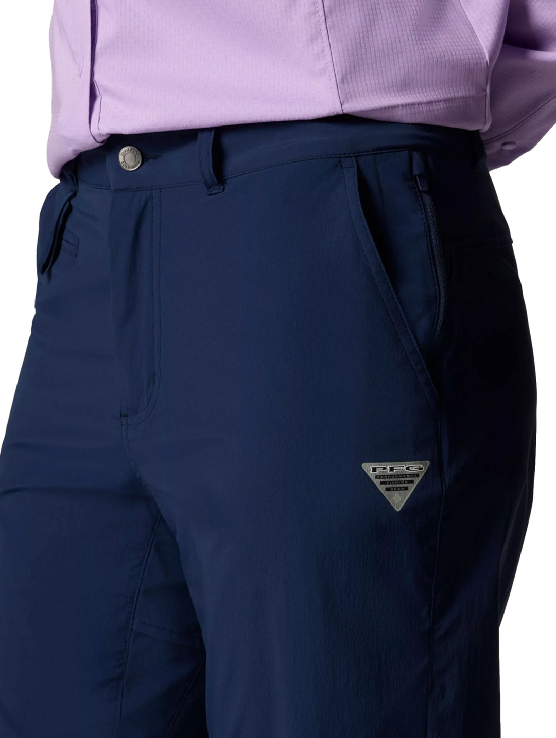 Pantalones deportivos Columbia Shadowcaster Guide Pant 2 en color azul marino, vista frontal sobre modelo.