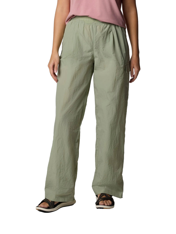 Pantalones Columbia Safari Paracutie™ en color verde safari, de corte recto y cintura elástica para mujer.