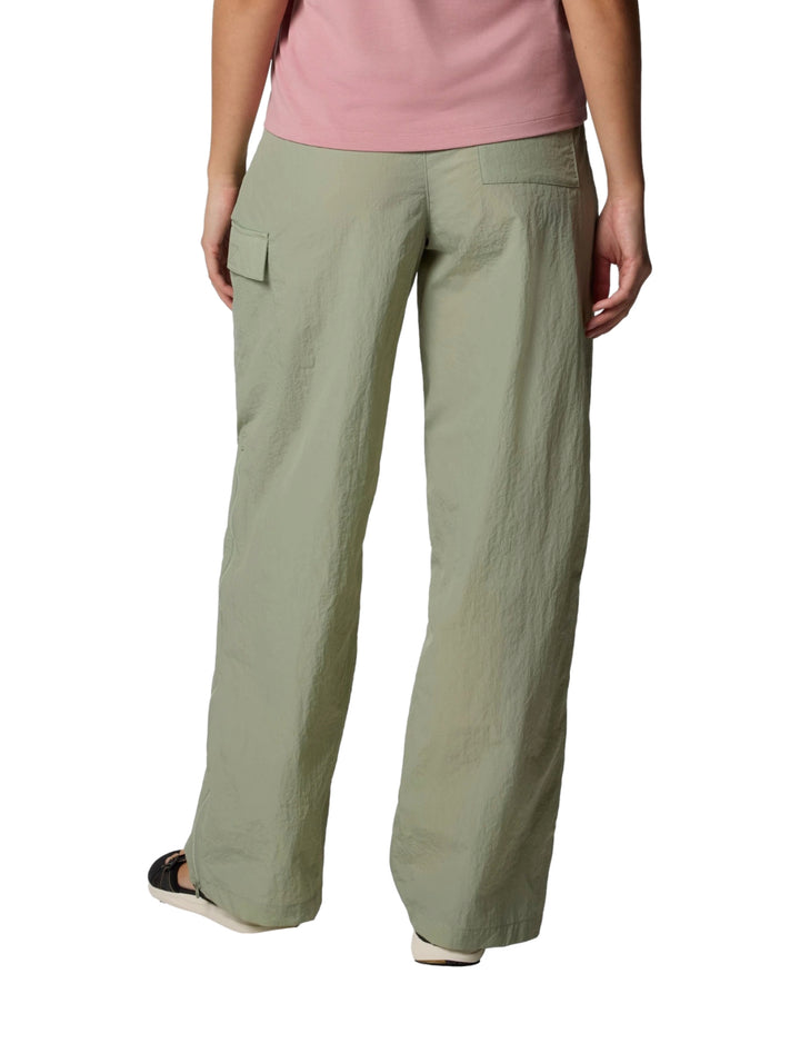 Pantalones Columbia Safari Paracutie™ en color verde safari, de corte recto y cintura elástica para mujer.