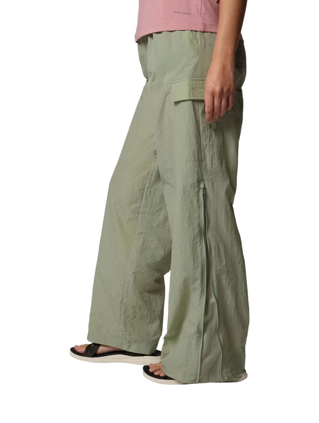 Pantalones Columbia Safari Paracutie™ en color verde safari, de corte recto y cintura elástica para mujer.