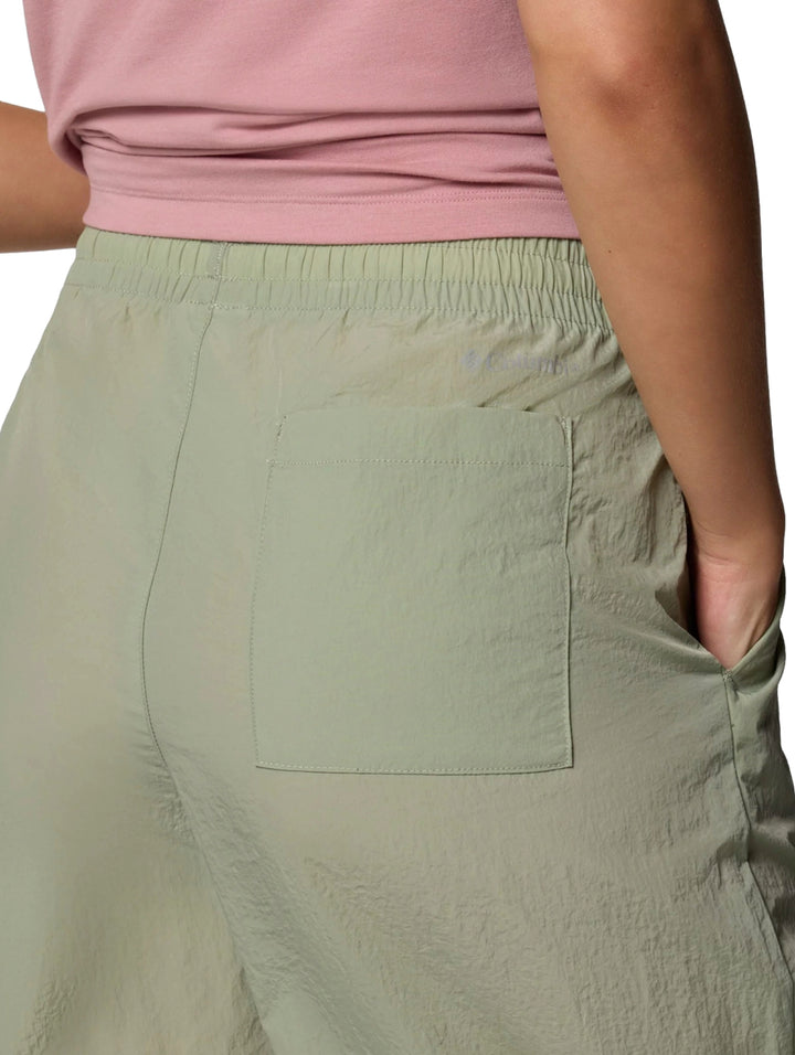 Pantalones Columbia Safari Paracutie™ en color verde safari, de corte recto y cintura elástica para mujer.