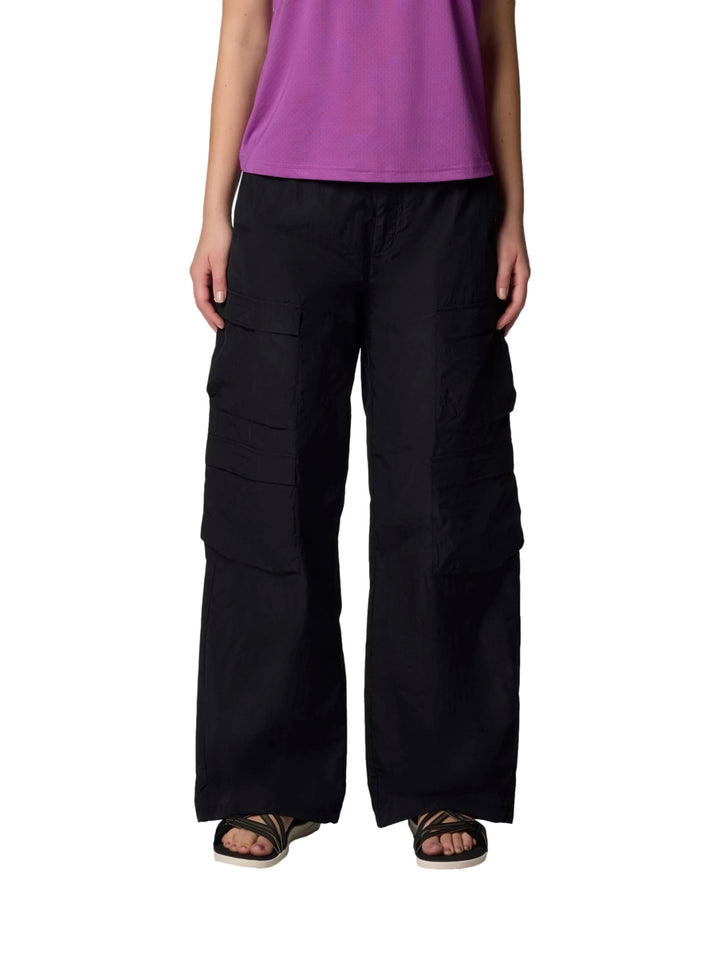 Pantalones negros de corte ancho estilo parachute de la marca Columbia.