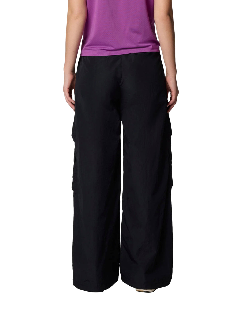 Pantalones negros de corte ancho estilo parachute de la marca Columbia.