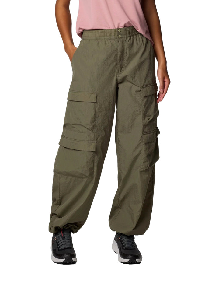 Pantalones Columbia modelo Parachute en color verde stone green con diseño holgado y bolsillos laterales.