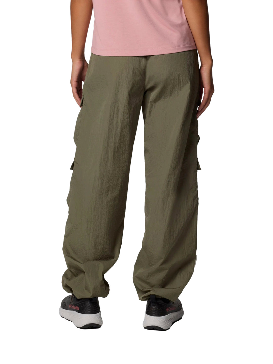 Pantalones Columbia modelo Parachute en color verde stone green con diseño holgado y bolsillos laterales.