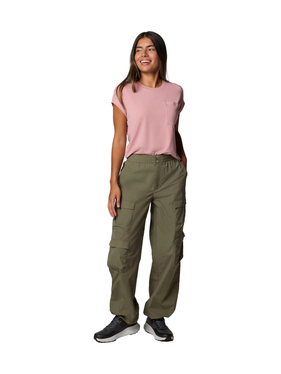 Pantalones Columbia modelo Parachute en color verde stone green con diseño holgado y bolsillos laterales.