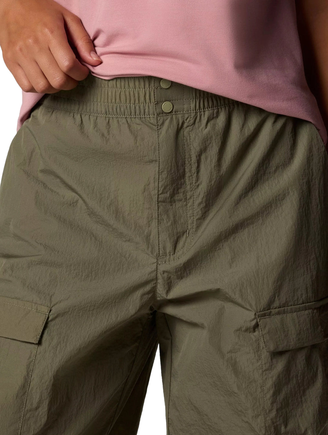 Pantalones Columbia modelo Parachute en color verde stone green con diseño holgado y bolsillos laterales.