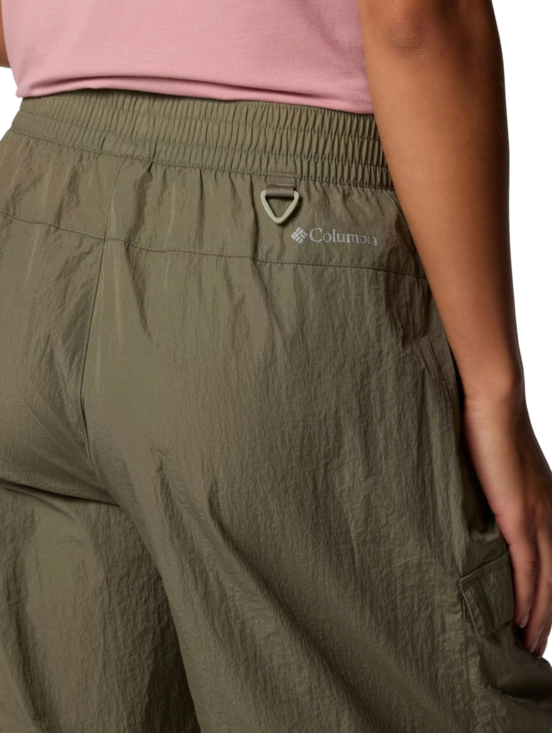 Pantalones Columbia modelo Parachute en color verde stone green con diseño holgado y bolsillos laterales.