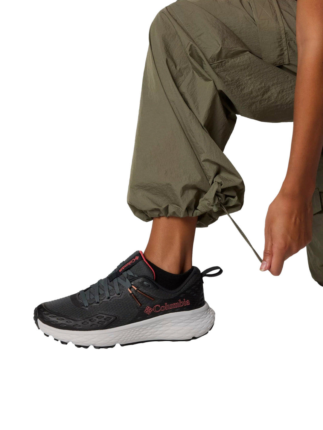 Pantalones Columbia modelo Parachute en color verde stone green con diseño holgado y bolsillos laterales.