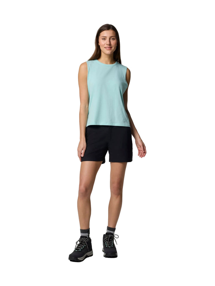 Mujer vistiendo shorts deportivos color negro de la marca Columbia con botas de senderismo.