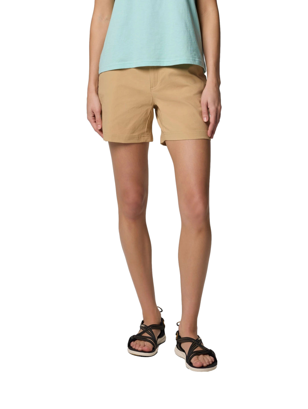 Mujer vistiendo shorts Columbia color beige modelo Leslie Falls Short II.
