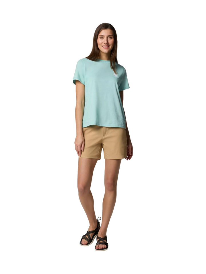 Mujer vistiendo shorts Columbia color beige modelo Leslie Falls Short II.
