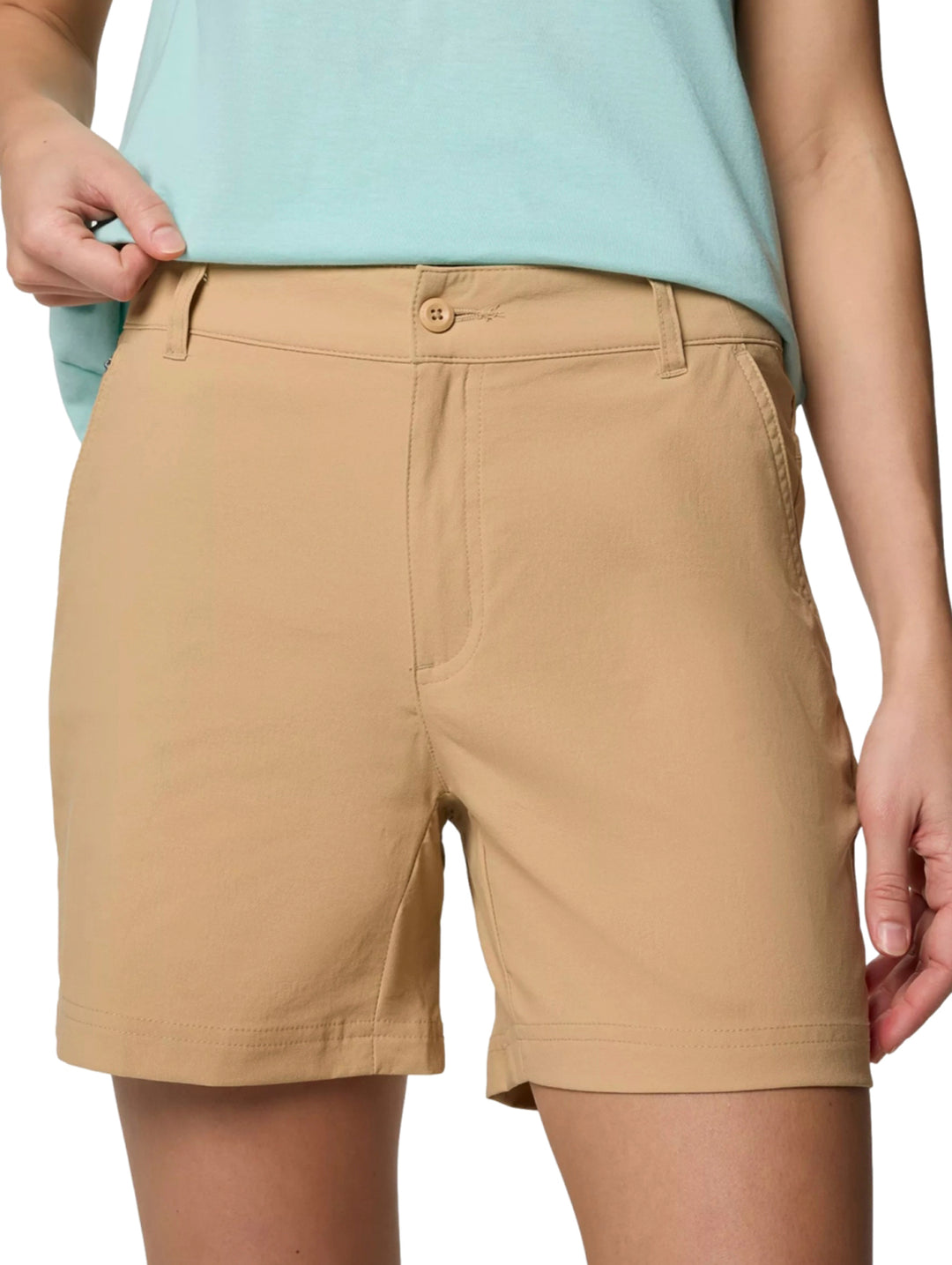 Mujer vistiendo shorts Columbia color beige modelo Leslie Falls Short II.