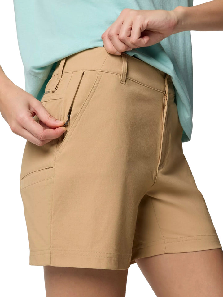 Mujer vistiendo shorts Columbia color beige modelo Leslie Falls Short II.