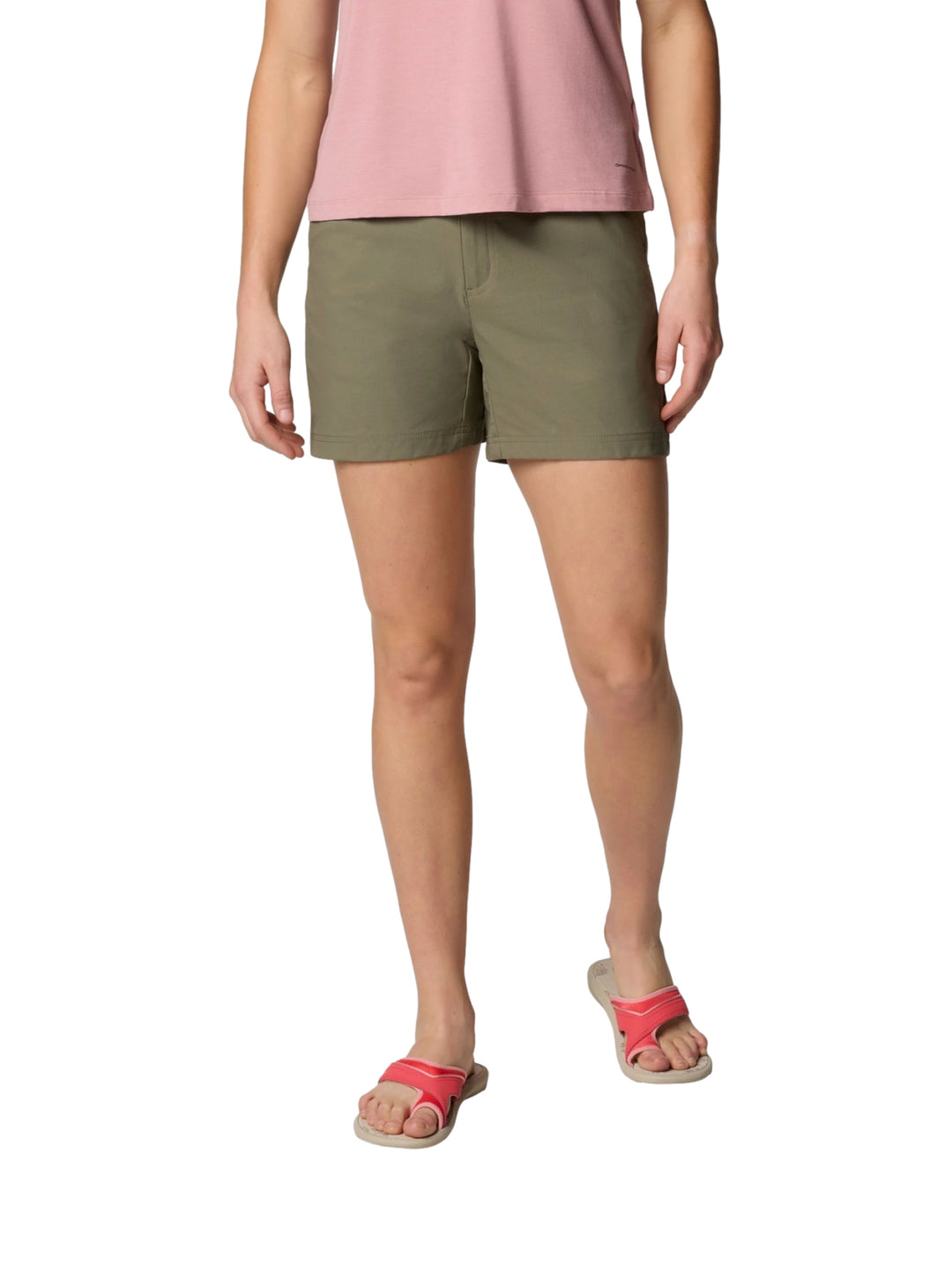 Mujer vistiendo shorts Columbia Leslie Falls II en color Stone Green y playera rosa.
