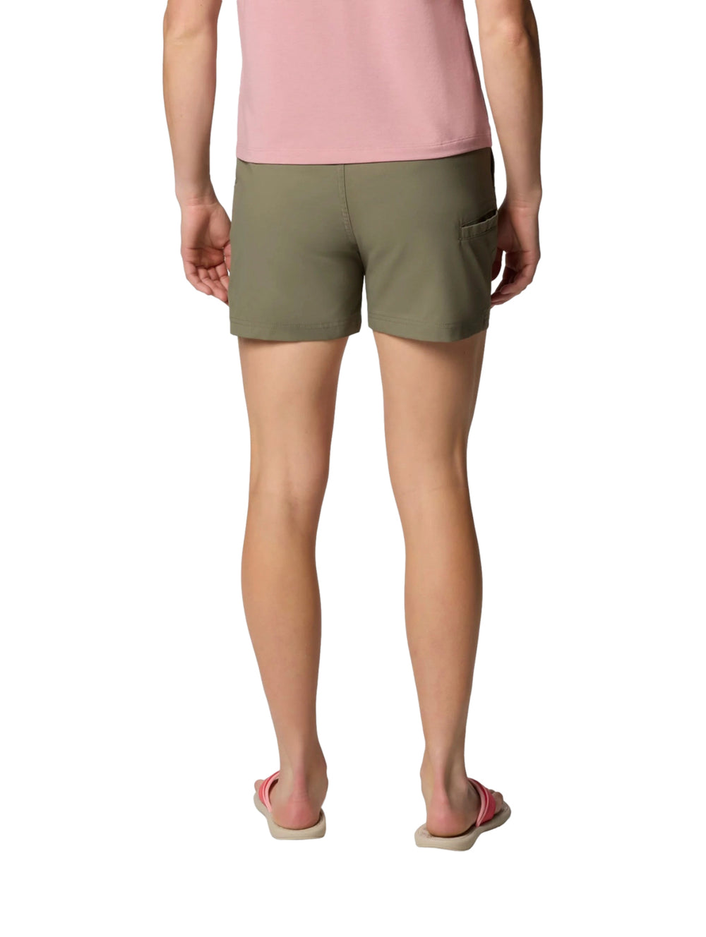 Mujer vistiendo shorts Columbia Leslie Falls II en color Stone Green y playera rosa.