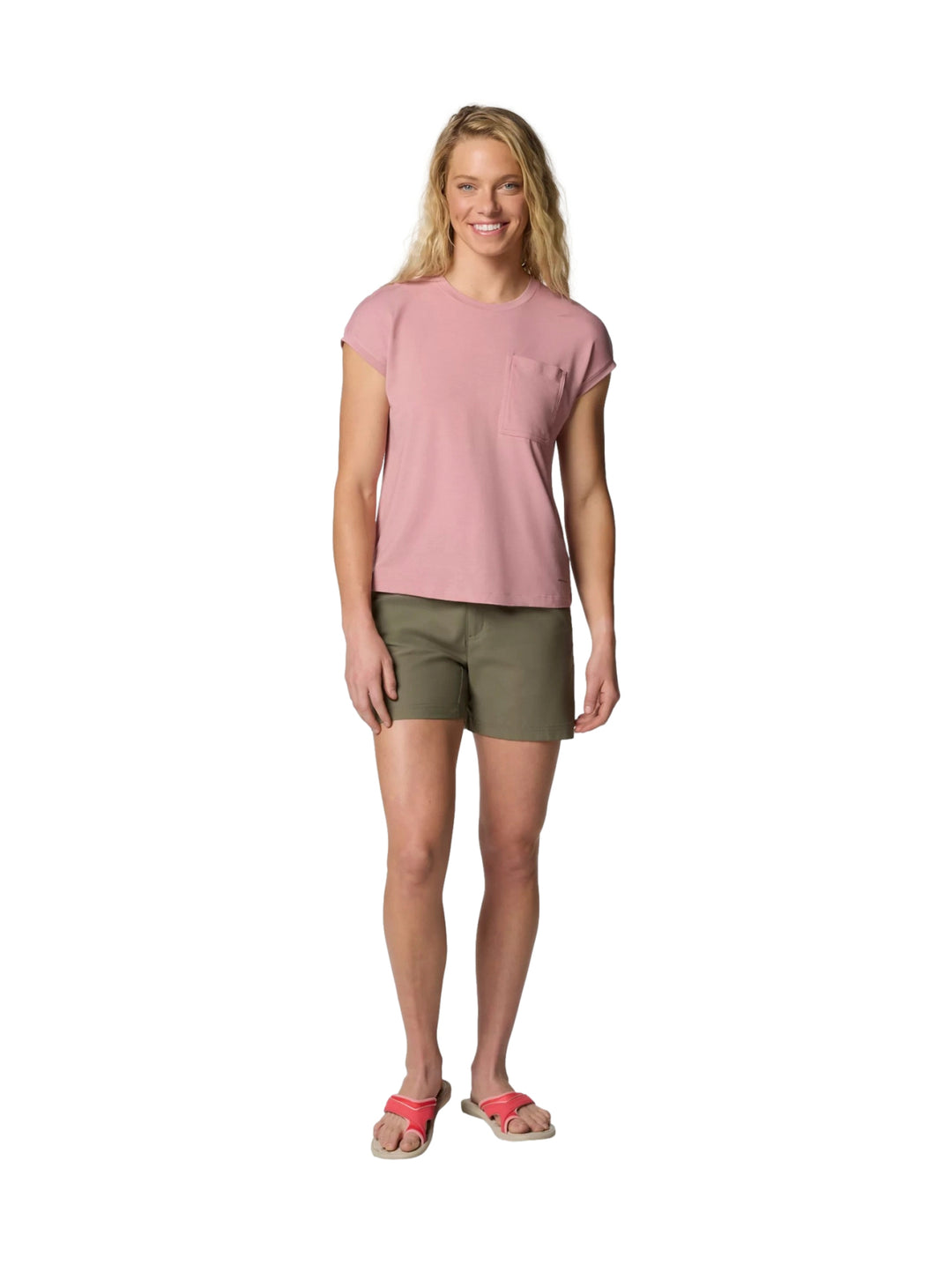 Mujer vistiendo shorts Columbia Leslie Falls II en color Stone Green y playera rosa.